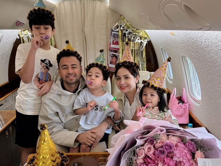 Foto Ultah Raffi Ahmad & Nagita Slavina, Dirayakan di Jet Pribadi-Tema Imlek