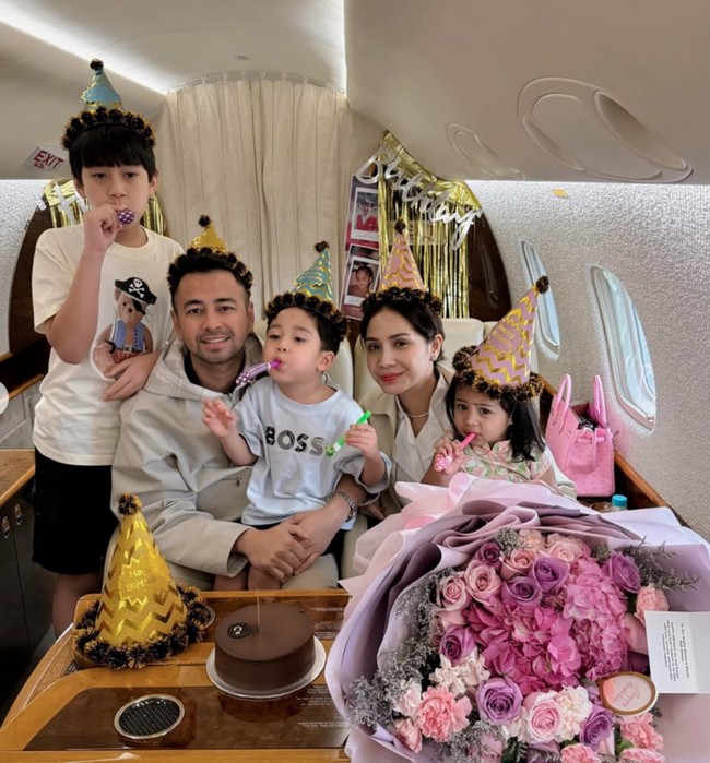 Raffi dan Nagita bersama ketiga anak mereka kompak mengenakan topi ulang tahun. Di hadapannya juga sudah tersedia sebuah kue ulang tahun dan buket bunga yang cukup besar. Foto: Instagram/@raffinagita1717