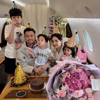 Raffi dan Nagita bersama ketiga anak mereka kompak mengenakan topi ulang tahun. Di hadapannya juga sudah tersedia sebuah kue ulang tahun dan buket bunga yang cukup besar. Foto: Instagram/@raffinagita1717