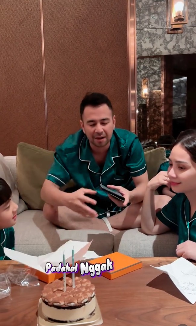 Dalam salah satu unggahan video yang dibagikan terlihat Raffi dan Nagita yang kembali mendapat kejutan serta kado mewah dari anak-anak mereka. Foto: Instagram/@raffinagita1717