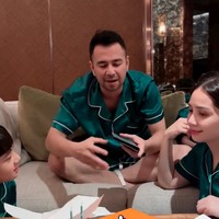 Dalam salah satu unggahan video yang dibagikan terlihat Raffi dan Nagita yang kembali mendapat kejutan serta kado mewah dari anak-anak mereka. Foto: Instagram/@raffinagita1717
