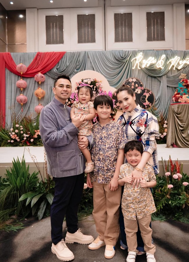 Tak sampai di situ, Raffi dan Nagita juga menggelar acara ulang tahun dengan nuansa Imlek. Dalam foto tampak Nagita dan Raffi serta ketiga anak mereka mengenakan busana bernuansa imlek dengan model kancing dan kerah Shanghai. Foto: Instagram/@raffinagita1717