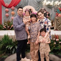 Tak sampai di situ, Raffi dan Nagita juga menggelar acara ulang tahun dengan nuansa Imlek. Dalam foto tampak Nagita dan Raffi serta ketiga anak mereka mengenakan busana bernuansa imlek dengan model kancing dan kerah Shanghai. Foto: Instagram/@raffinagita1717