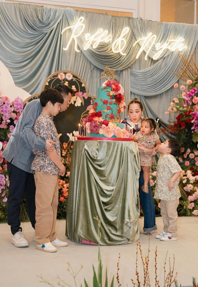 Dekorasi di perayaan ulang tahun tersebut tampak cantik dengan dipenuhi bunga berwarna-warni. Demikian halnya dengan kue ulang tahun Raffi dan Nagita. Kue 3 tingkat itu juga terlihat cantik dengan dihiasi motif floral 3D. Foto: Instagram/@raffinagita1717
