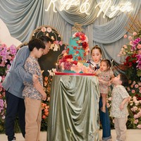 Dekorasi di perayaan ulang tahun tersebut tampak cantik dengan dipenuhi bunga berwarna-warni. Demikian halnya dengan kue ulang tahun Raffi dan Nagita. Kue 3 tingkat itu juga terlihat cantik dengan dihiasi motif floral 3D. Foto: Instagram/@raffinagita1717