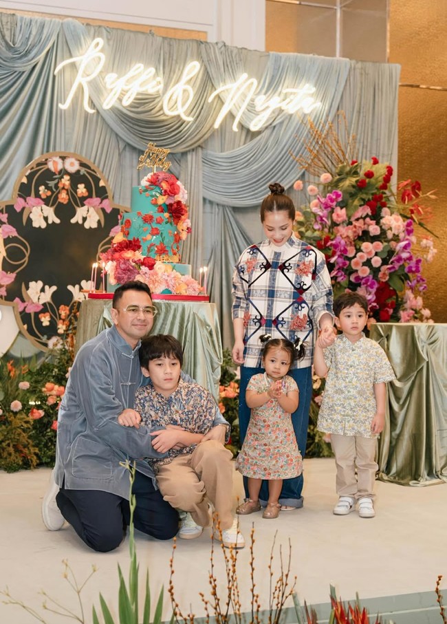 Tahun ini Raffi diketahui berusia 39 tahun, sementara Nagita 38 tahun. Bisa merayakan bersama-sama dengan anak-anak mereka, kebahagiaan jelas terpancar di wajah Raffi dan Nagita. Foto: Instagram/@raffinagita1717