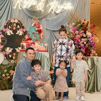 Tahun ini Raffi diketahui berusia 39 tahun, sementara Nagita 38 tahun. Bisa merayakan bersama-sama dengan anak-anak mereka, kebahagiaan jelas terpancar di wajah Raffi dan Nagita. Foto: Instagram/@raffinagita1717