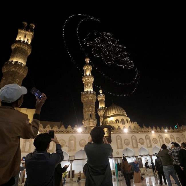 Ramadan Kareem Terangi Langit Kairo