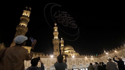 Ramadan Kareem Terangi Langit Kairo