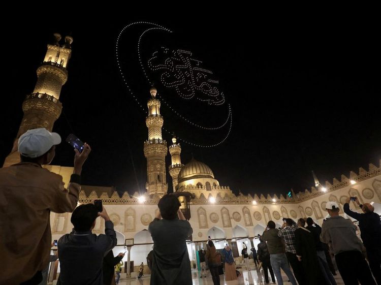 Ramadan Kareem Terangi Langit Kairo