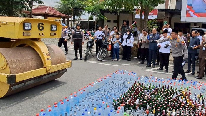 Ribuan Botol Miras Dimusnahkan Polres Jombang Jelang Ramadan