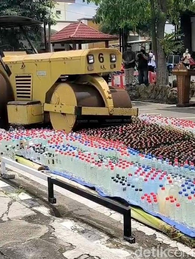 Ribuan Botol Miras Dimusnahkan Polres Jombang Jelang Ramadan