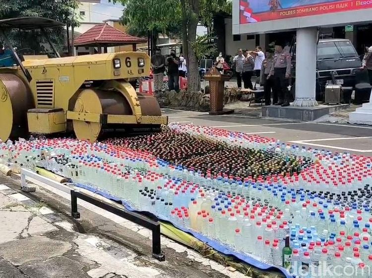 Ribuan Botol Miras Dimusnahkan Polres Jombang Jelang Ramadan