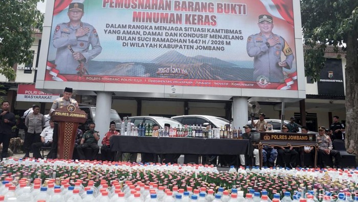 Ribuan Botol Miras Dimusnahkan Polres Jombang Jelang Ramadan