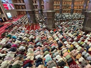 Hari Pertama Tarawih, Ribuan Jemaah Padati Masjid Istiqlal