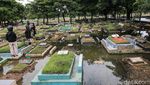 Makam Terendam, Warga Tetap Ziarah di TPU Semper