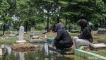 Makam Terendam, Warga Tetap Ziarah di TPU Semper