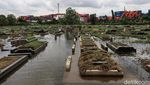 Makam Terendam, Warga Tetap Ziarah di TPU Semper