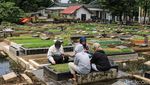 Makam Terendam, Warga Tetap Ziarah di TPU Semper