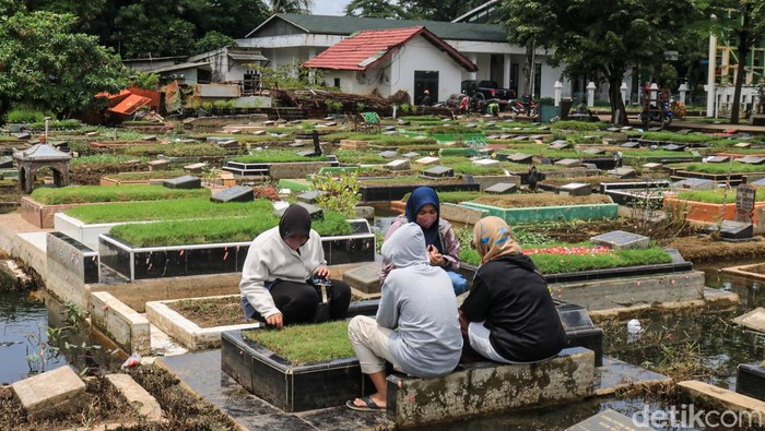Ribuan makam di Tempat Pemakaman Umum (TPU) Semper, Cilincing, Jakarta Utara, terendam banjir pada Rabu (18/2/2026). Genangan air yang merendam area pemakaman terjadi menjelang bulan suci Ramadhan 2026, saat aktivitas ziarah biasanya meningkat. Kondisi ini membuat suasana TPU dipenuhi air dengan ketinggian bervariasi di sejumlah titik.