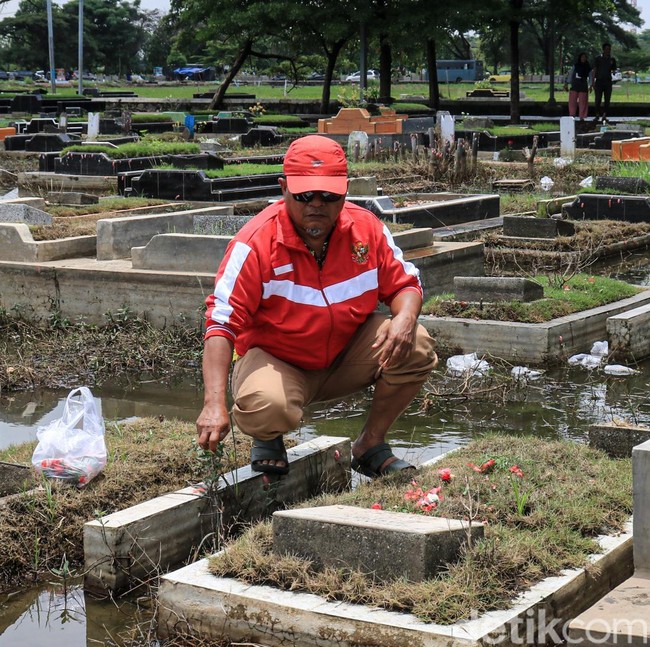 Makam Terendam, Warga Tetap Ziarah di TPU Semper