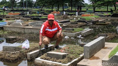 Makam Terendam, Warga Tetap Ziarah di TPU Semper