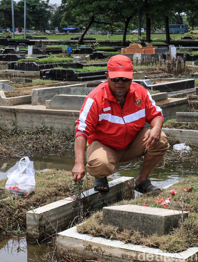 Makam Terendam, Warga Tetap Ziarah di TPU Semper