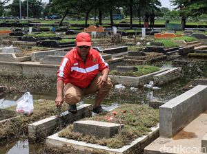 Makam Terendam, Warga Tetap Ziarah di TPU Semper