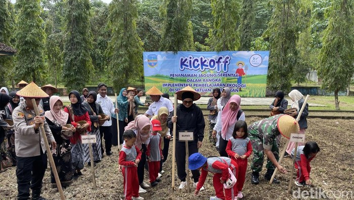 Ribuan siswa mulai dari jenjang TK, SD, hingga SMP di Kabupaten Pangandaran melakukan penanaman jagung serentak di lingkungan sekolah masing-masing pada Rabu (18/2/2026).