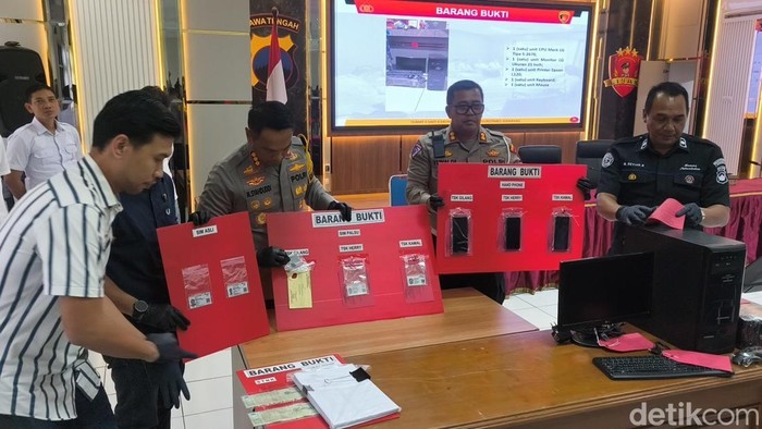 Konferensi pers penetapan tersangka Dirut PT Cahaya Wisata Transportasi (Cahaya Trans) di Mapolrestabes Semarang, Rabu (18/2/2026).