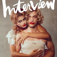 Robert Pattinson Pemotretan Pakai Wig Pirang & Lipstik, Nyaris Tak Dikenali