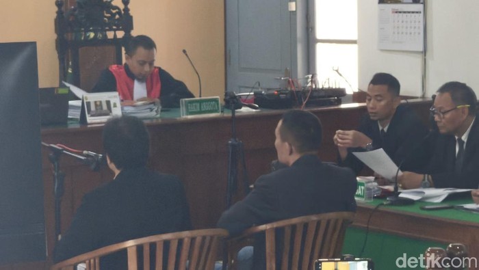 Roy Suryo dan Rismon Sianipar saat memberikan kesaksian pada sidang gugatan Citizen Lawsuit (CLS) ijazah Joko Widodo (Jokowi) di PN Solo, Rabu (18/2/2026).