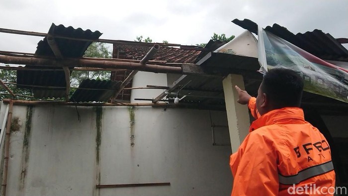 Rumah rusak di Tulungagung akibat angin kencang