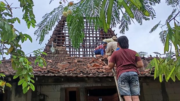 Rumah warga Desa Kebowan, Kecamatan Winong, Pati, rusak diterjang puting beliung, Rabu (18/2/2026). Rumah warga Desa Kebowan, Kecamatan Winong, Pati, rusak diterjang puting beliung, Rabu (18/2/2026).