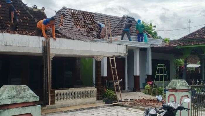Rumah warga Desa Kebowan, Kecamatan Winong, Pati, rusak diterjang puting beliung, Rabu (18/2/2026).