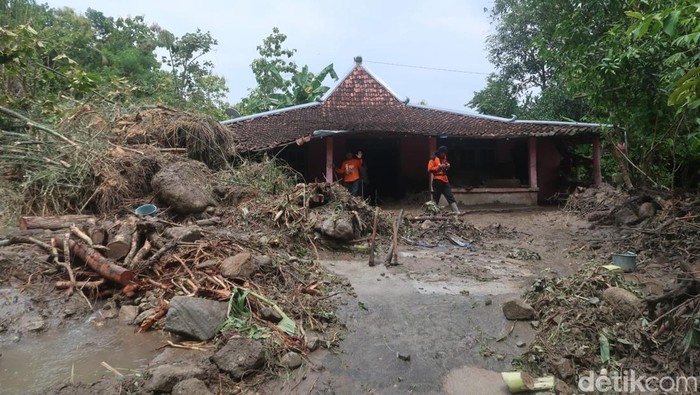 Rumah warga Jono, Tancep, Ngawen, Gunungkidul penuh dengan material longsoran berupa lumpur, pohon dan bebatuan, Rabu (18/2/2026).