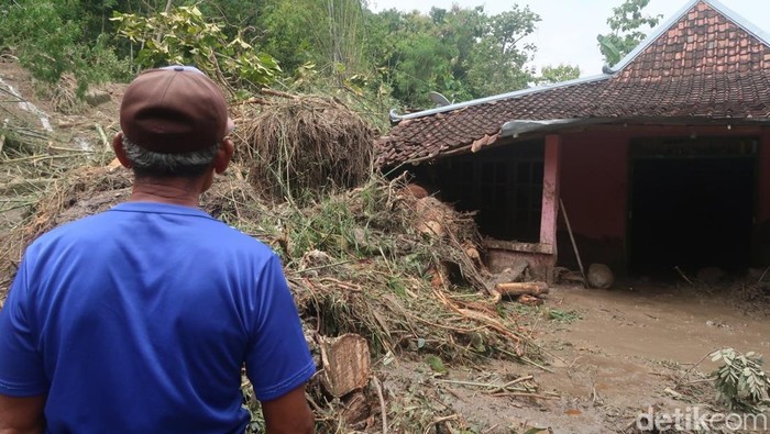 Rumah warga Jono, Tancep, Ngawen, Gunungkidul penuh dengan material longsoran berupa lumpur, pohon dan bebatuan, Rabu (18/2/2026).