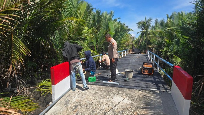 Salah satu jembatan di Kabupaten Bengkalis, Riau yang telah selesai dibangun Polda Riau