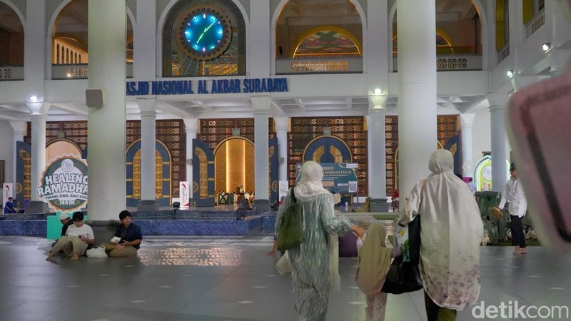 Salat Tarawih di Masjid Al Akbar Surabaya