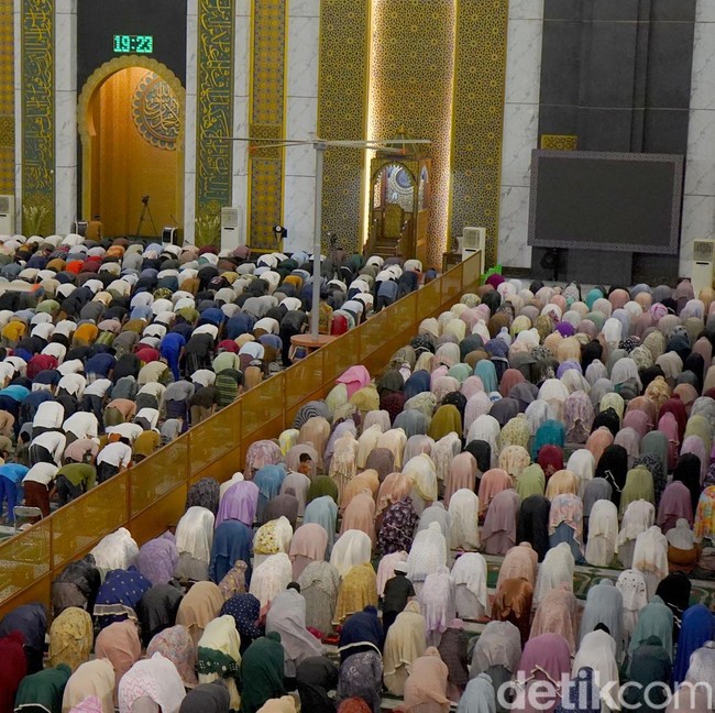 Tarawih Perdana di Masjid Al Akbar Surabaya