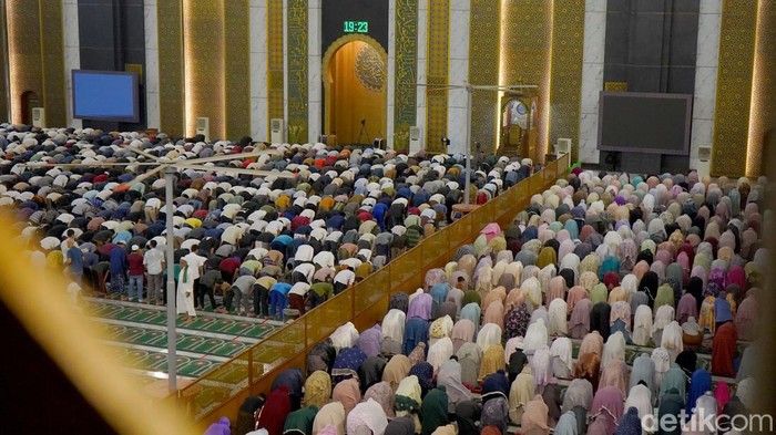 Sholat Tarawih di Masjid Al Akbar Surabaya.