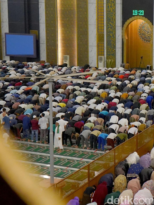 Tarawih Perdana di Masjid Al Akbar Surabaya