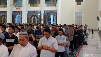 Ribuan jamaah memenuhi area masjid dengan saf yang tersusun rapi untuk mengikuti malam pertama salat tarawih.
