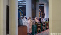 Dari sisi samping, barisan jamaah terlihat memenuhi ruang salat, menggambarkan ramainya pelaksanaan tarawih pertama.