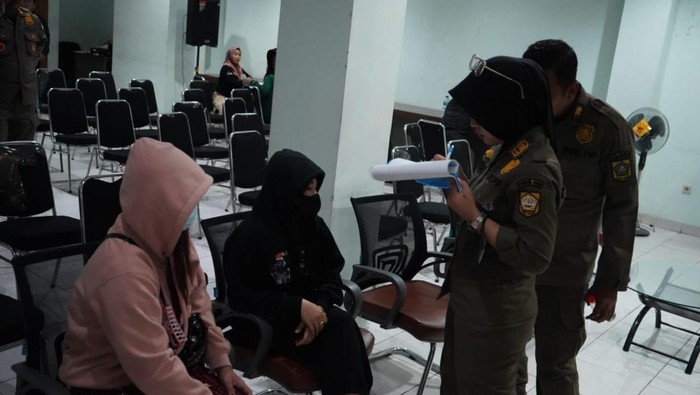 Satpol PP merazia tempat praktik prostitusi berkedok panti pijat di Sukaraja dan Cibinong, Kabupaten Bogor. (Dok istimewa).