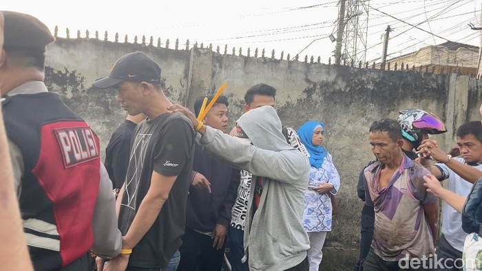 ScreenshotSejumlah orang terduga pengedar narkoba yang diamankan dari penggerebekan kampung narkoba di Palembang.