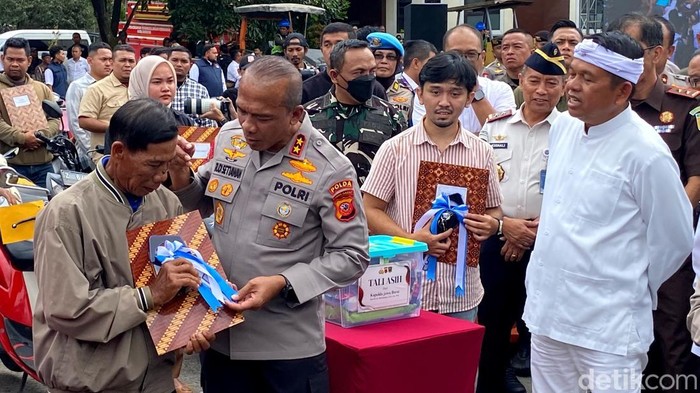 Senangnya lansia Sumedang saat motor kesayangan kembali
