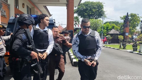 Dua terdakwa pembunuhan WN Australia di PN Denpasar, Rabu (18/2/2026).