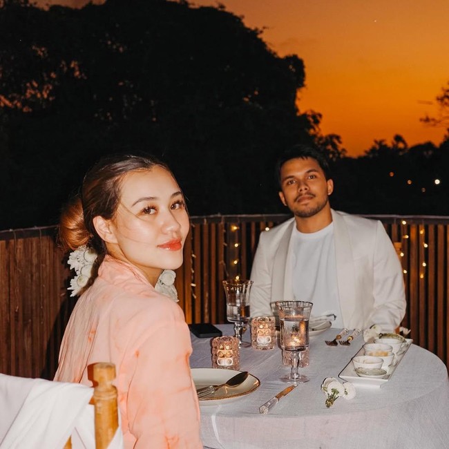 So Sweet! Thariq Halilintar dan Aaliyah Massaid Kulineran di Jepang hingga Barcelona