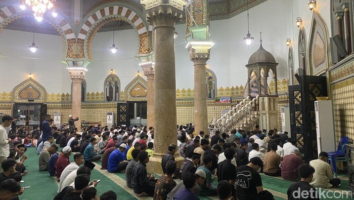Suasana di dalam Masjid Raya Al-Mashun Medan pada saat pelaksanaan salat tarawih perdana Ramadan 1447 H. (A. Fahri Perdana Lubis/detikSumut)